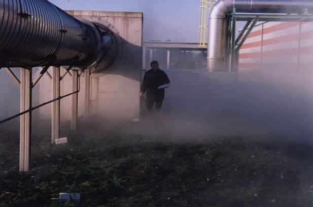 Rohrleitungen und Gebäude eines Biofilters